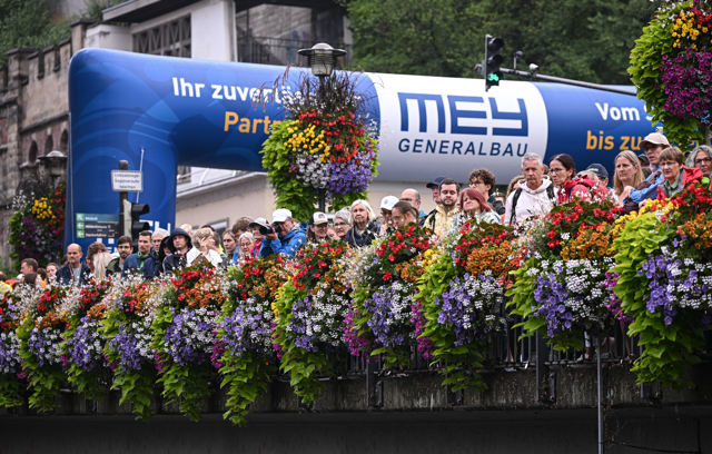 Zuschauer am Mey-Bogen beim Mey Generalbau Triathlon