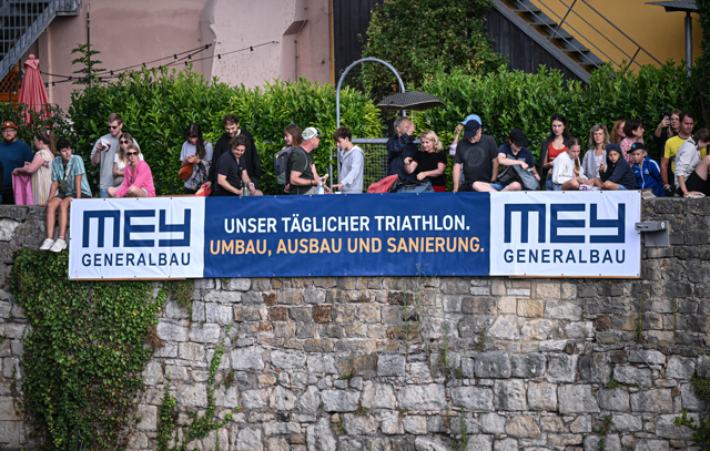 Zuschauer an der Mey-Bande „Unser täglicher Triathlon: Umbau, Ausbau und Sanierung“