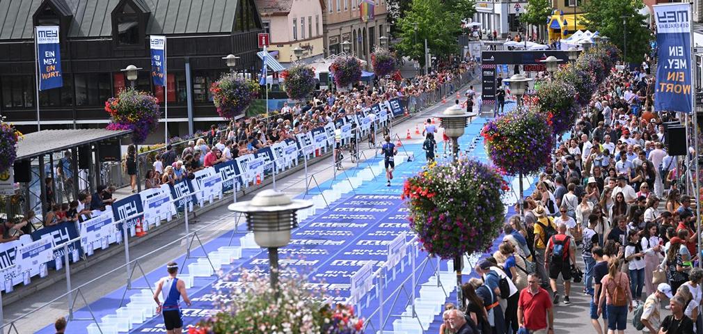 Wechselzone und Zuschauer beim Mey Generalbau Triathlon in Tübingen