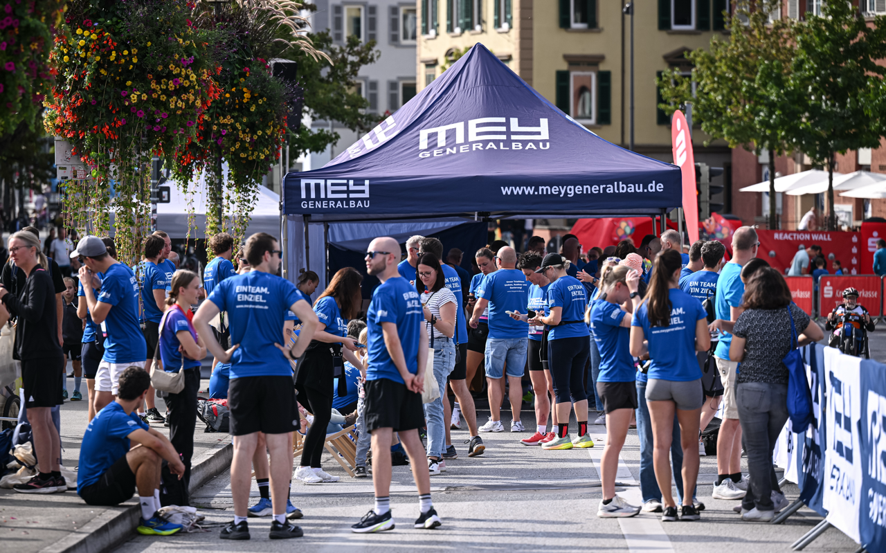 Mey-Team in blauen Shirts am Stand beim ERBE-Lauf Tübingen