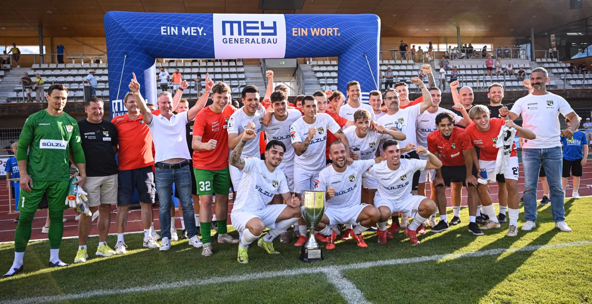 Siegerteam mit Pokal beim Mey Generalbau Cup