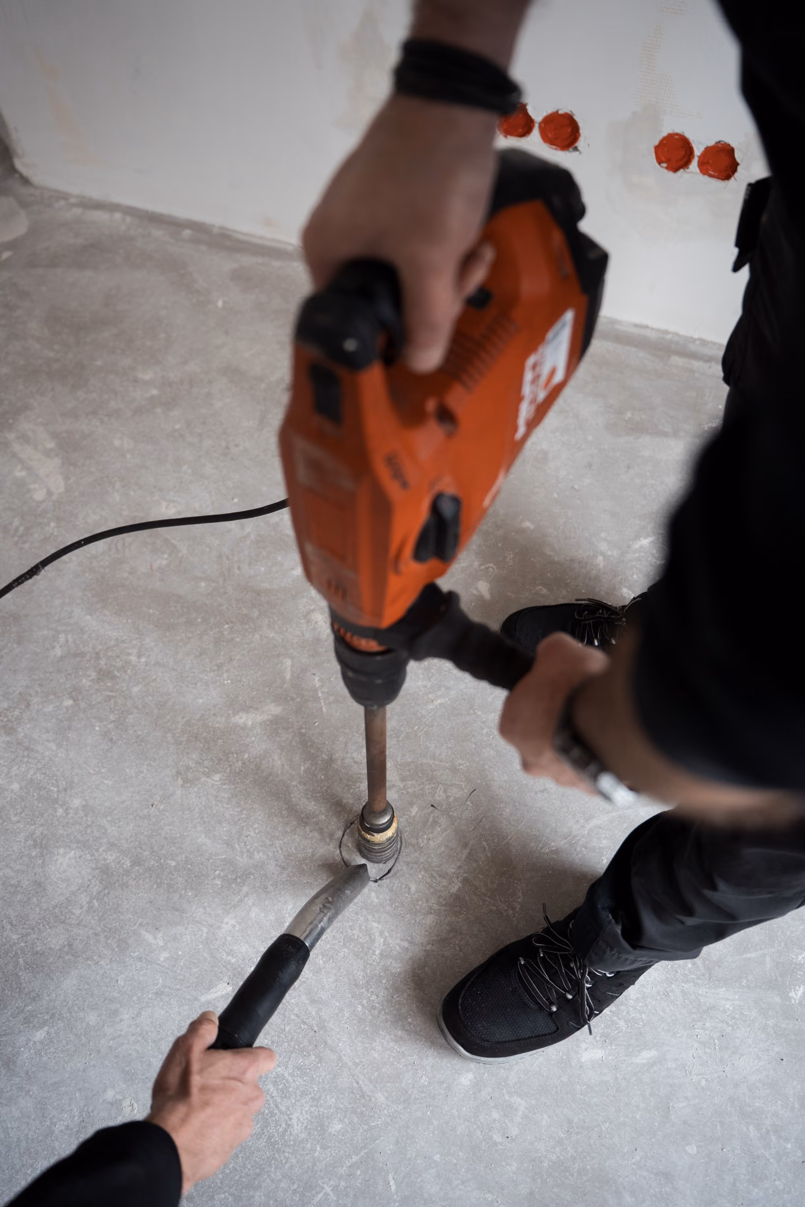 Bohrhammer bei Arbeiten am Estrich