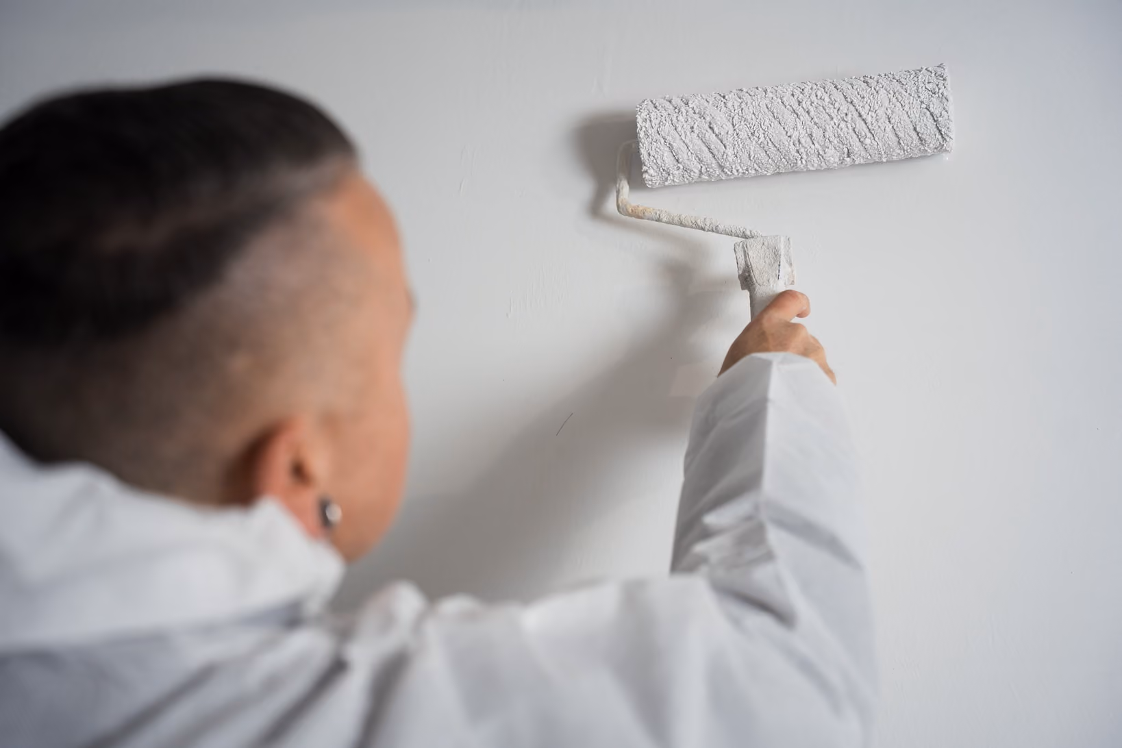 Wand wird mit der Farbrolle gestrichen