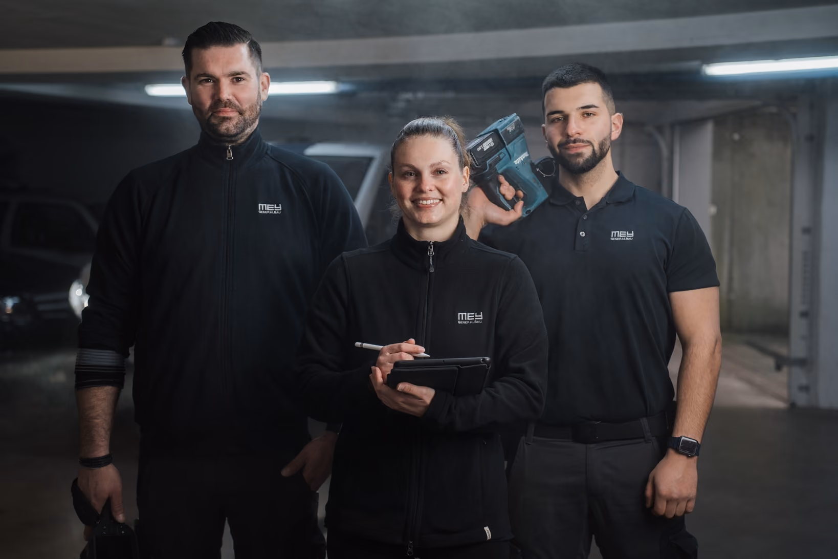 Mey-Team mit Tablet und Messgerät