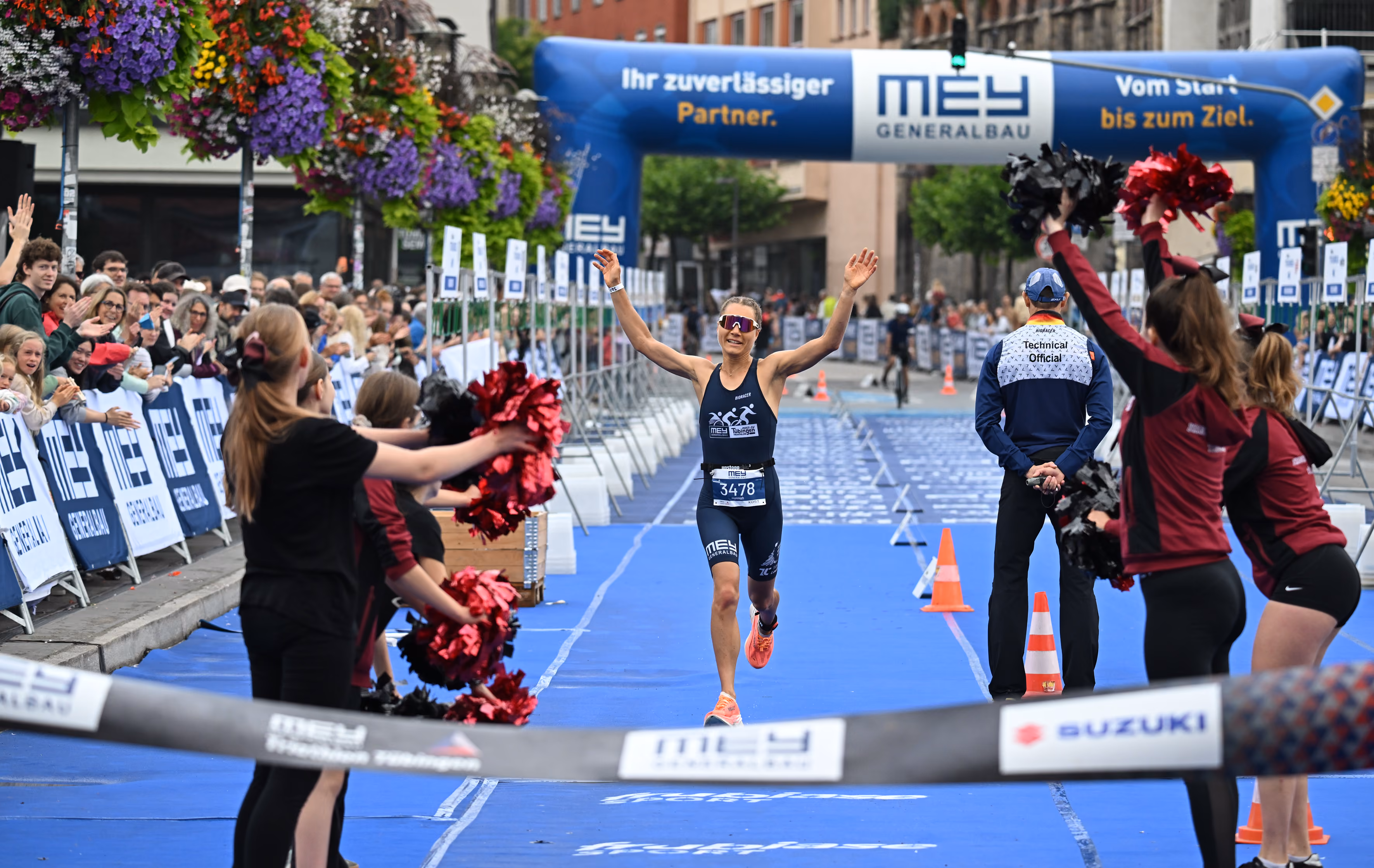 Zieleinlauf einer Triathletin beim Mey Generalbau Triathlon Tübingen