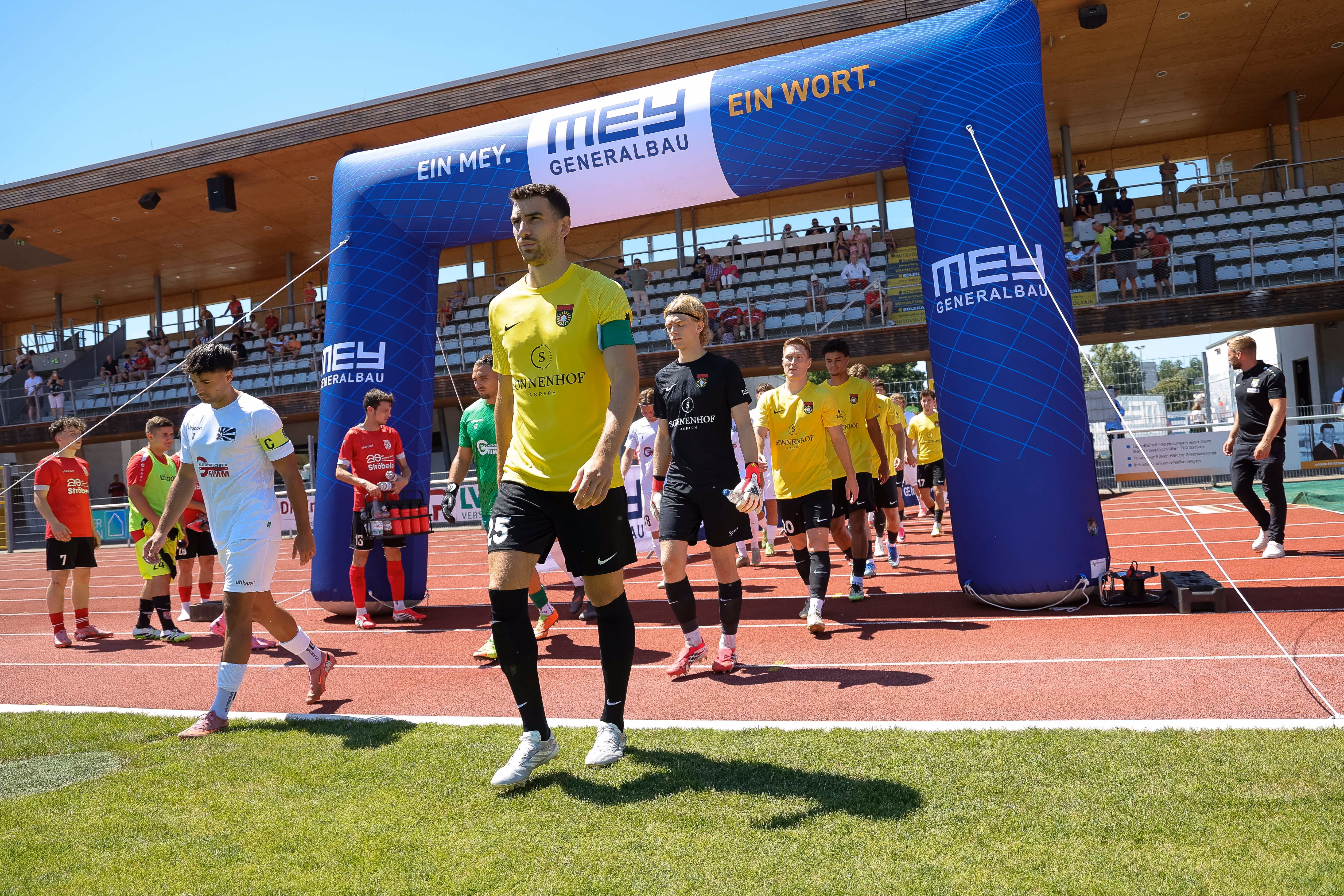 Einlauf der Mannschaften beim Mey Generalbau Cup in Balingen