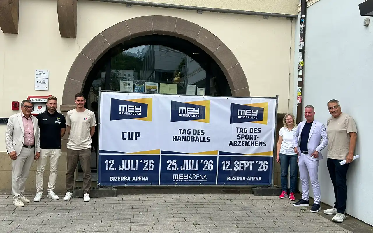 Gäste vor dem Terminbanner von „Gemeinsam für Balingen“ 2026