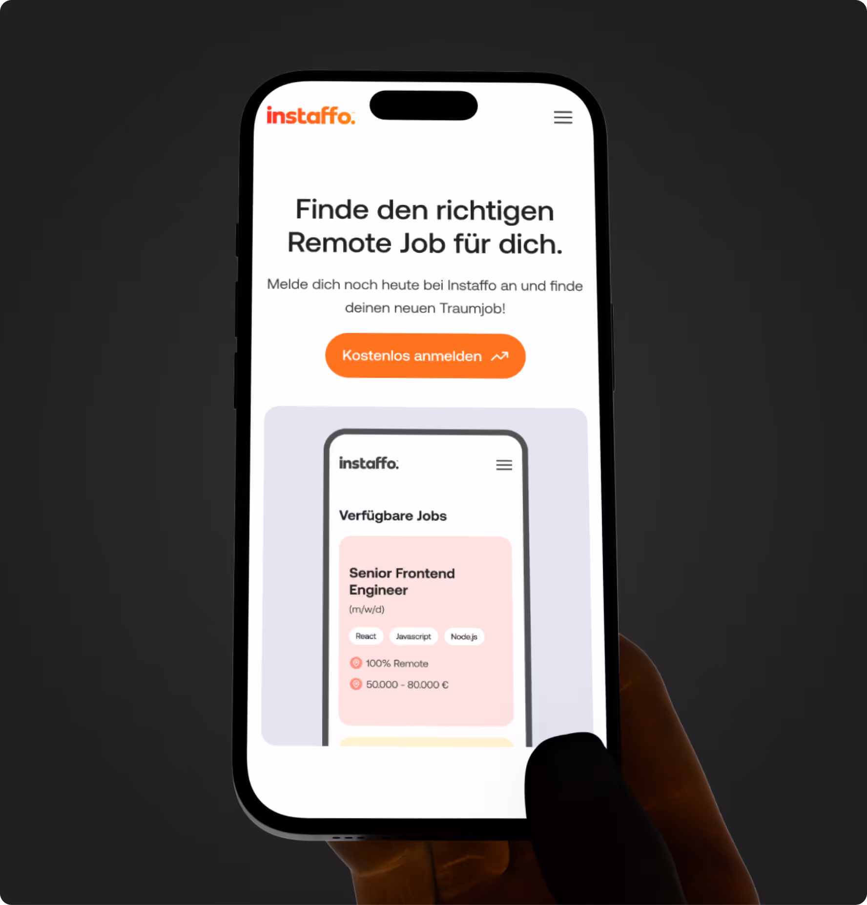 Hand hält ein Smartphone mit der Instaffo-Seite zur Suche nach Remote-Jobs