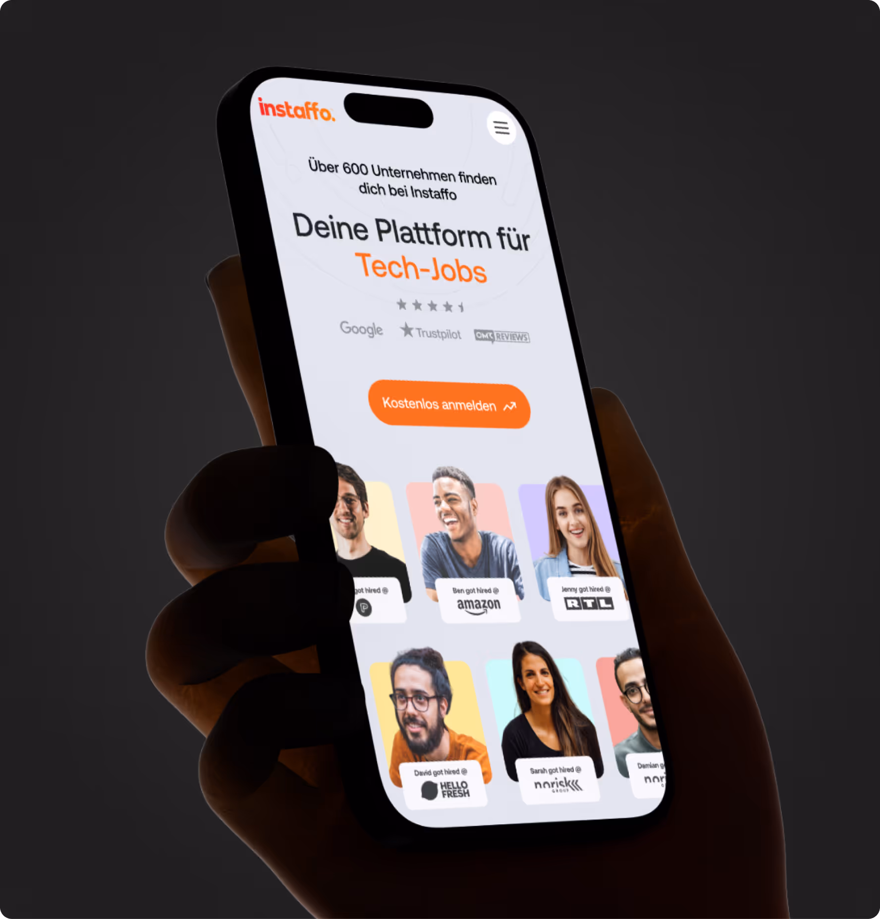 Hand hält ein Smartphone mit der Instaffo-Plattform für Tech-Jobs und Porträts vermittelter Talente