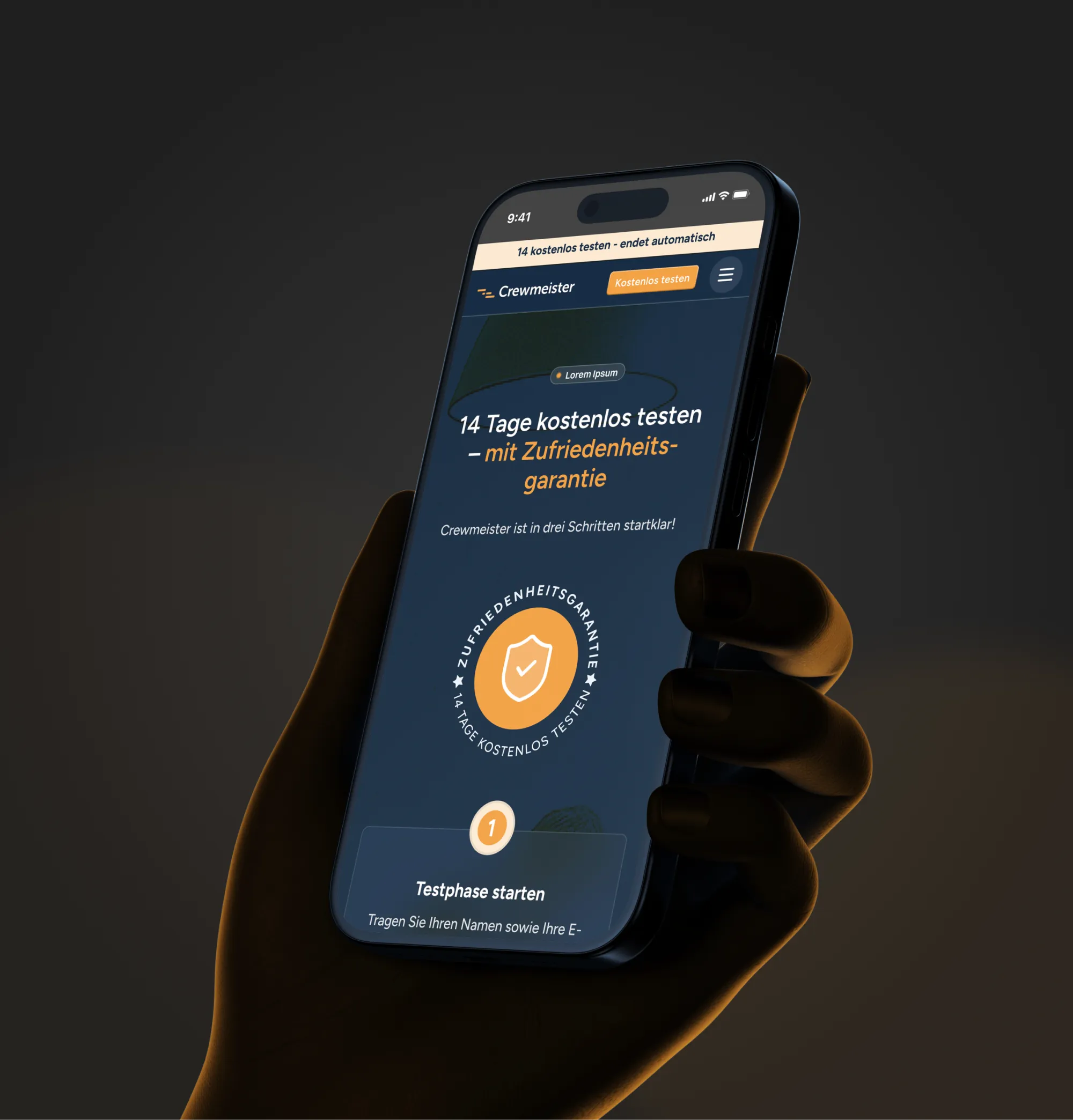 Hand hält ein Smartphone mit der Crewmeister-Seite zur kostenlosen Testphase und Zufriedenheitsgarantie-Siegel