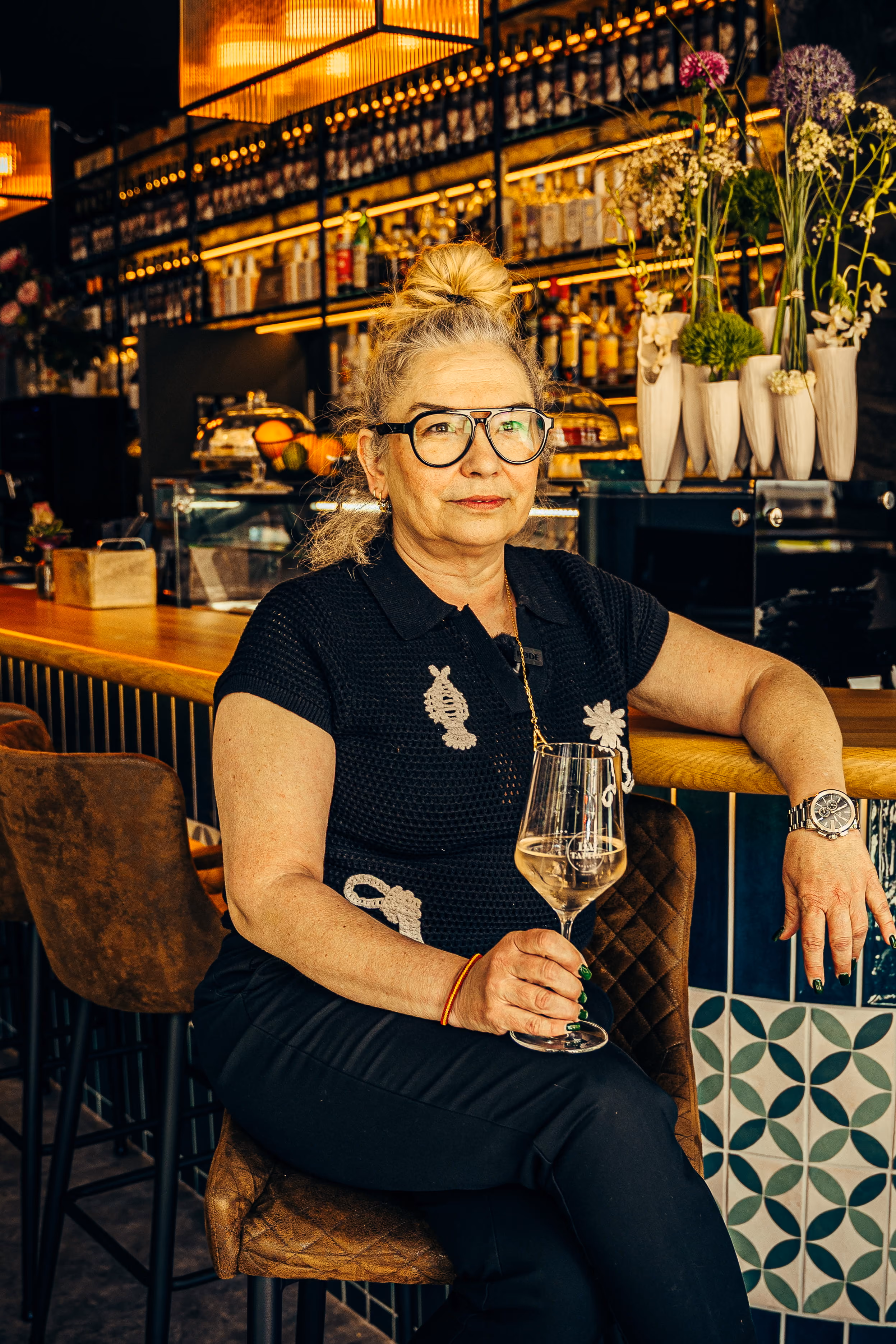 Gast mit einem Glas Wein an der Bar der LaTapita