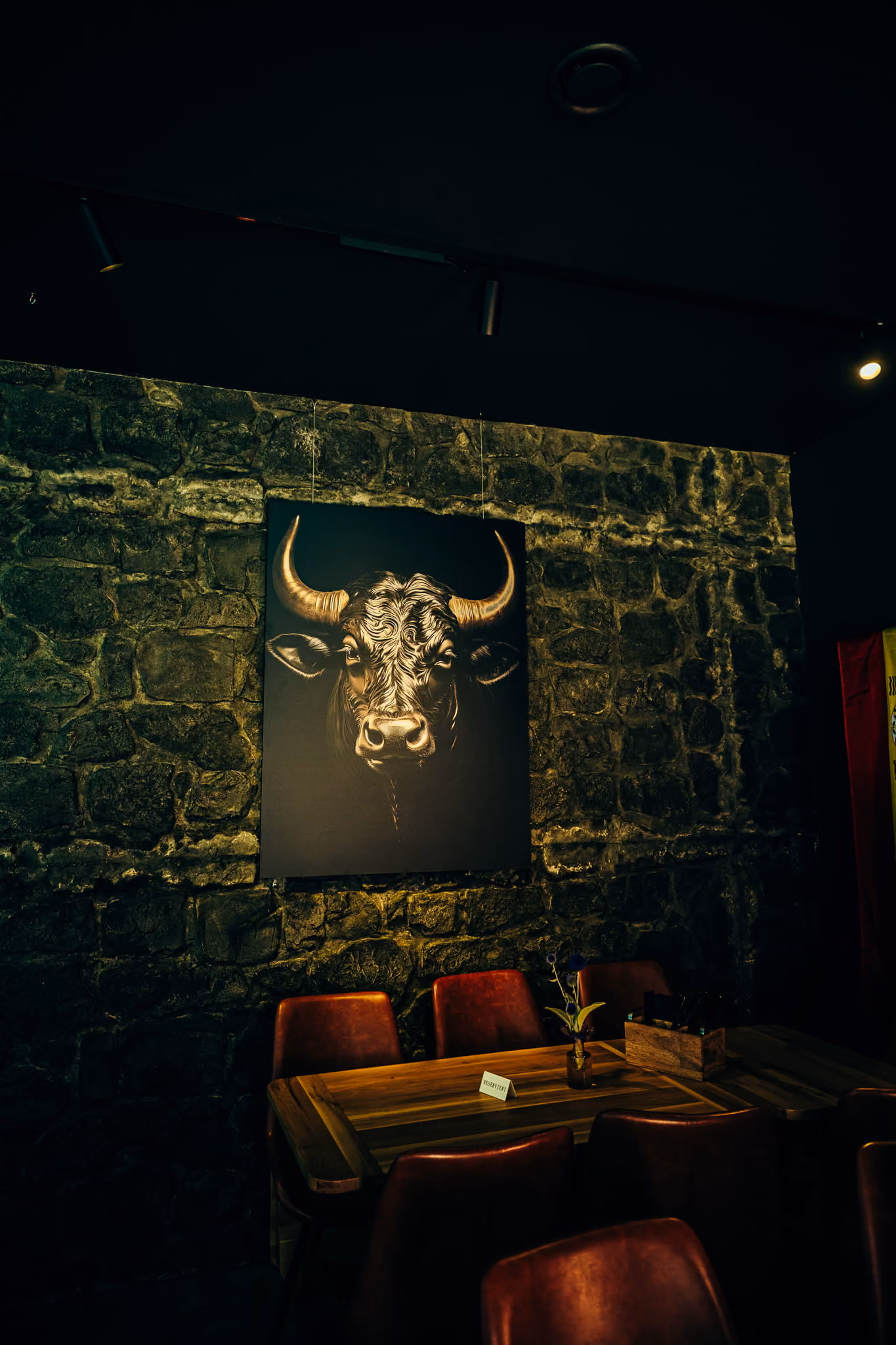 Stilisierter Stierkopf als Wandbild auf der rustikalen Steinwand der LaTapita