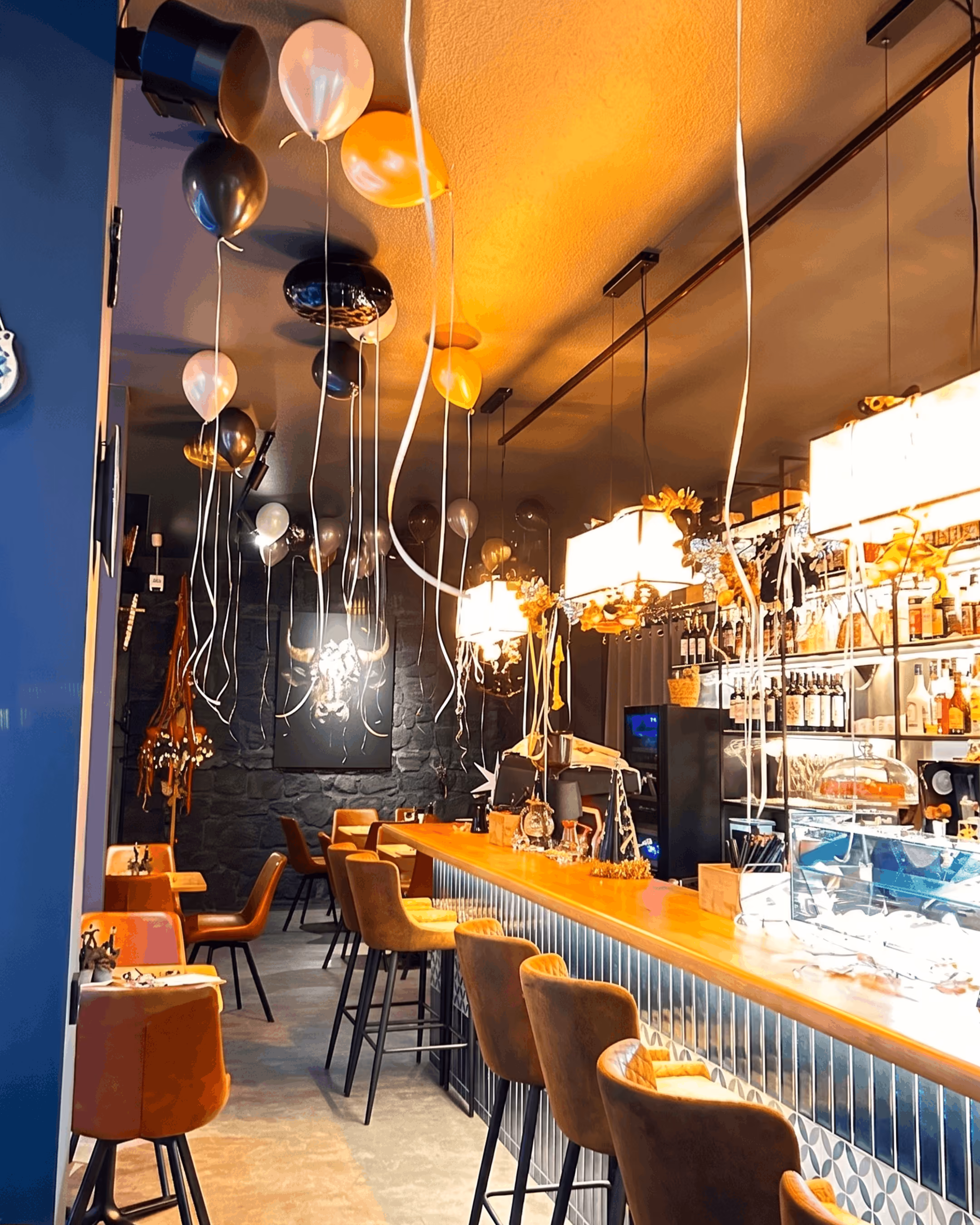 Festlich mit Ballons geschmückte Bar der LaTapita bei einer Feier