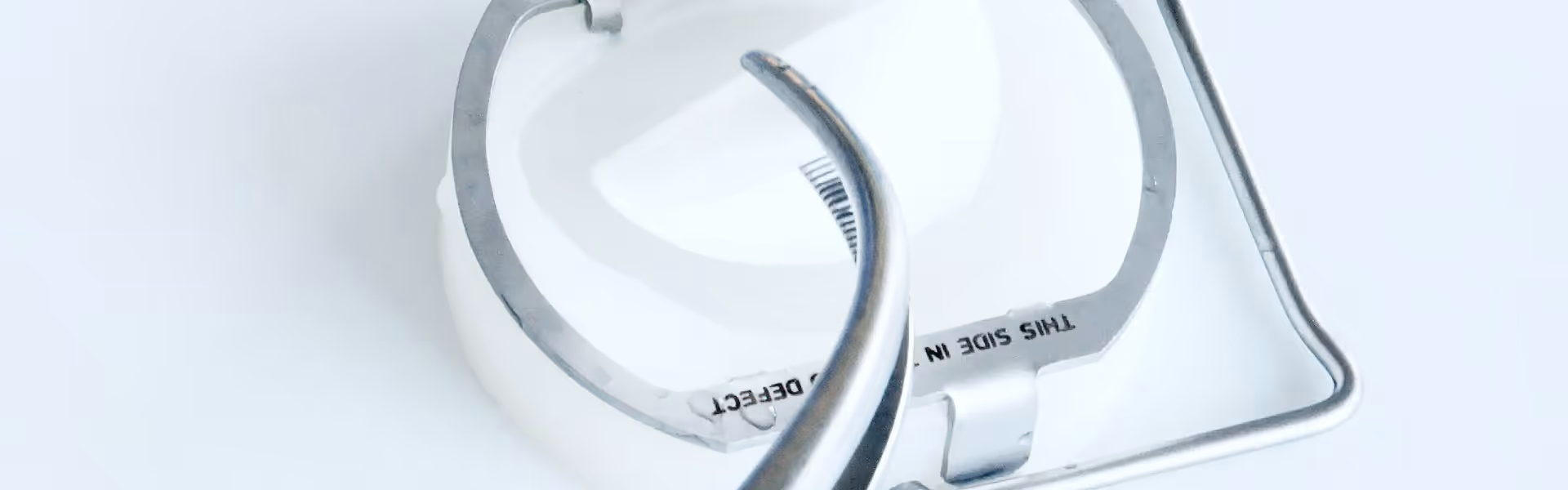 Nahaufnahme eines metallischen medizinischen Instruments vor einem weißen Hintergrund.