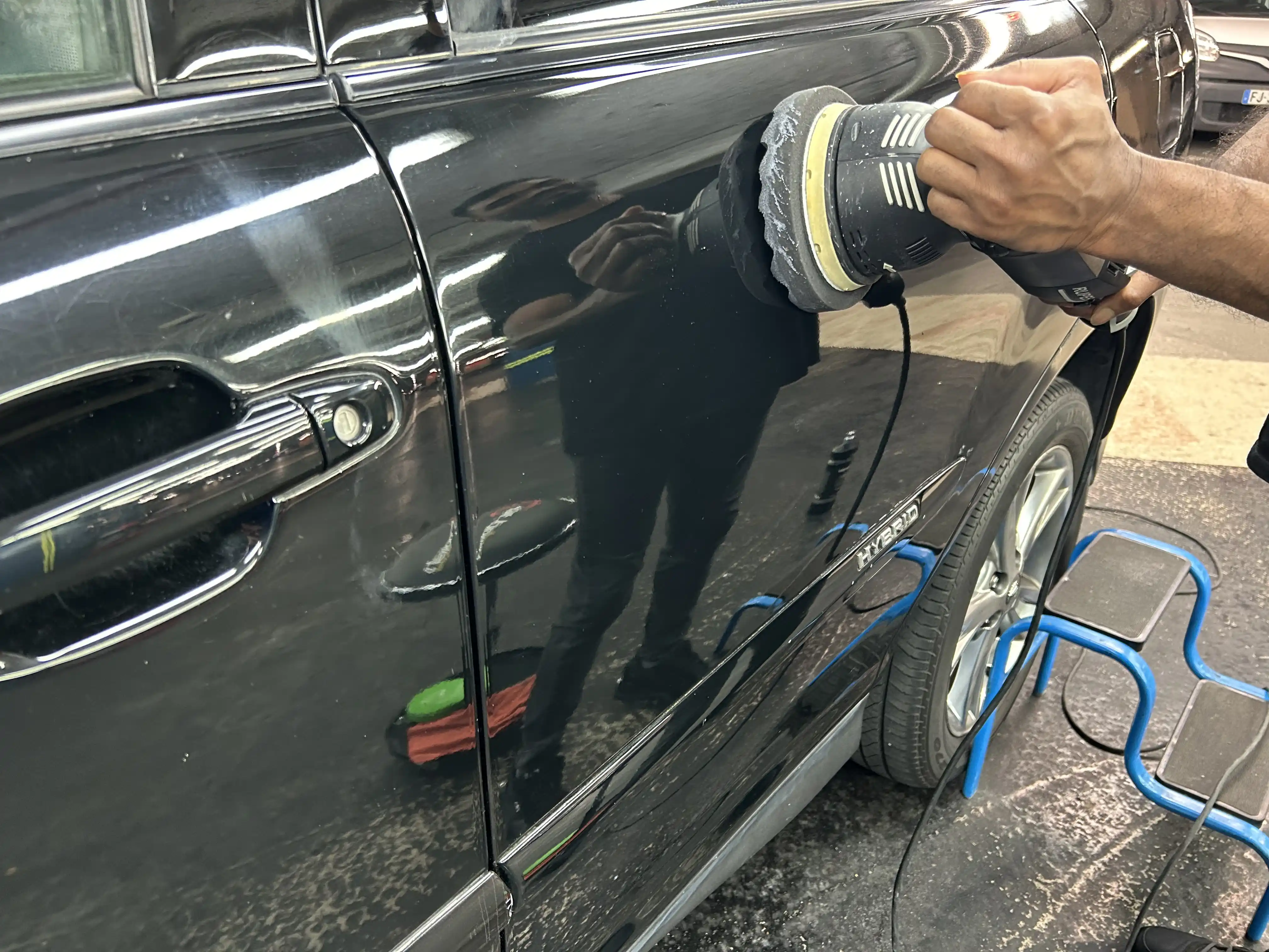 Polissage et lustrage d'une carrosserie au centre Bingo'z de Beaugrenelle (Paris 15)