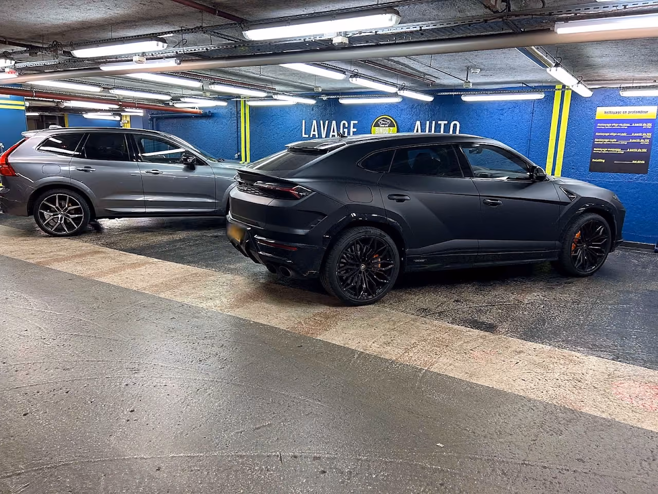 Véhicules en préparation devant l'enseigne Lavage Auto Bingo'z, dans le parking Magnetic du centre commercial Beaugrenelle (Paris 15)