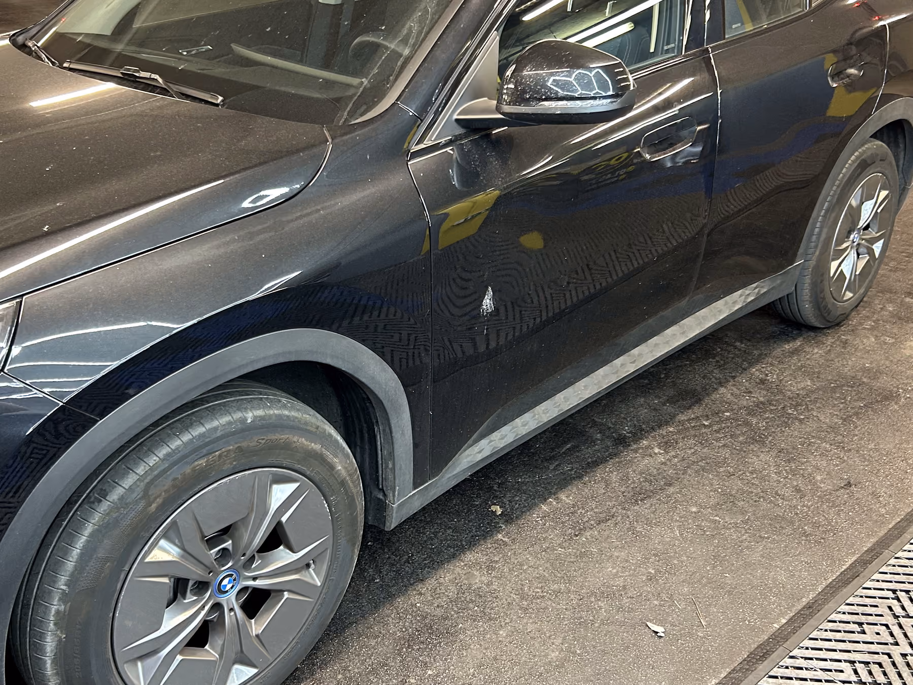 Carrosserie BMW terne et poussiéreuse avant lavage auto à la main, Bingo'z Paris 15