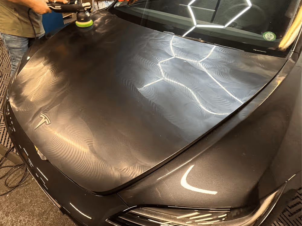 Polissage à la machine orbitale d'une carrosserie pour effacer les micro-rayures