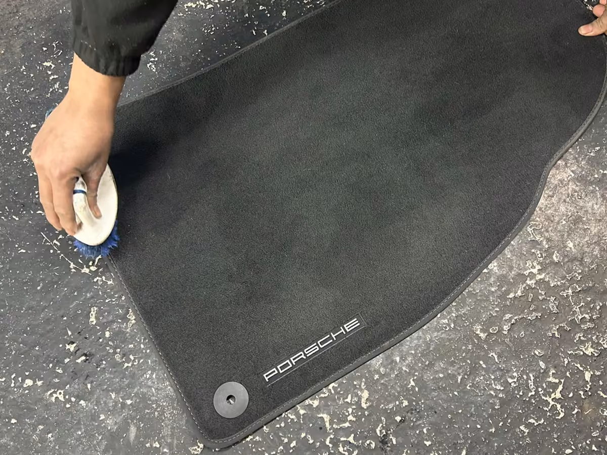 Tapis de sol brossé à la main, sorti du véhicule et traité à plat dans l'atelier Bingo'z Paris 15