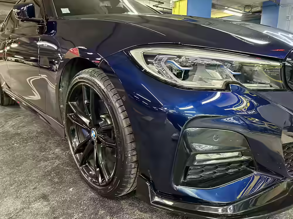 BMW bleu nuit lustrée après polish, aile avant et jante, au centre Bingo'z Paris 15
