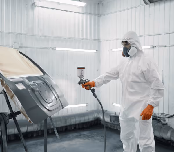 Application de peinture automobile en cabine