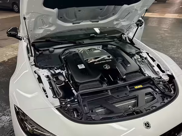 Compartiment moteur d'une Mercedes-AMG nettoyé chez Bingo'z, Paris 15