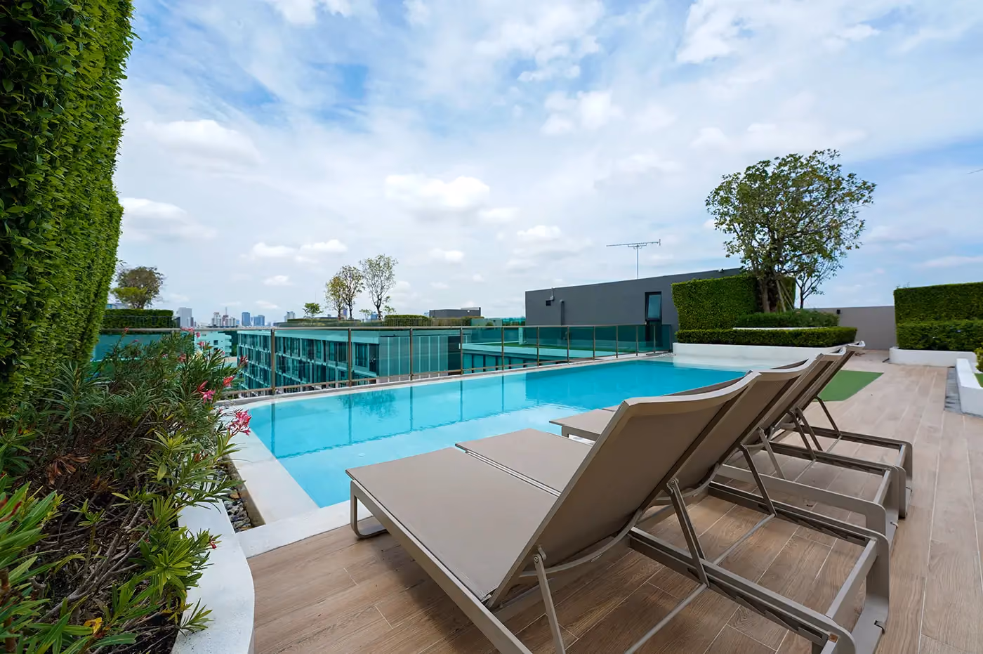 Atmoz Ratchada Huaikwang Swimming Pool 7