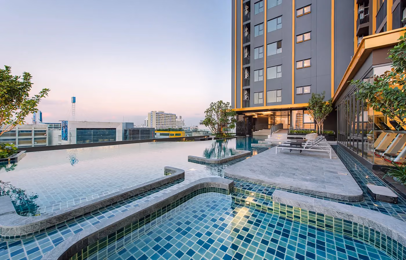 The Base Phetchaburi Thonglor Swimming Pool 2