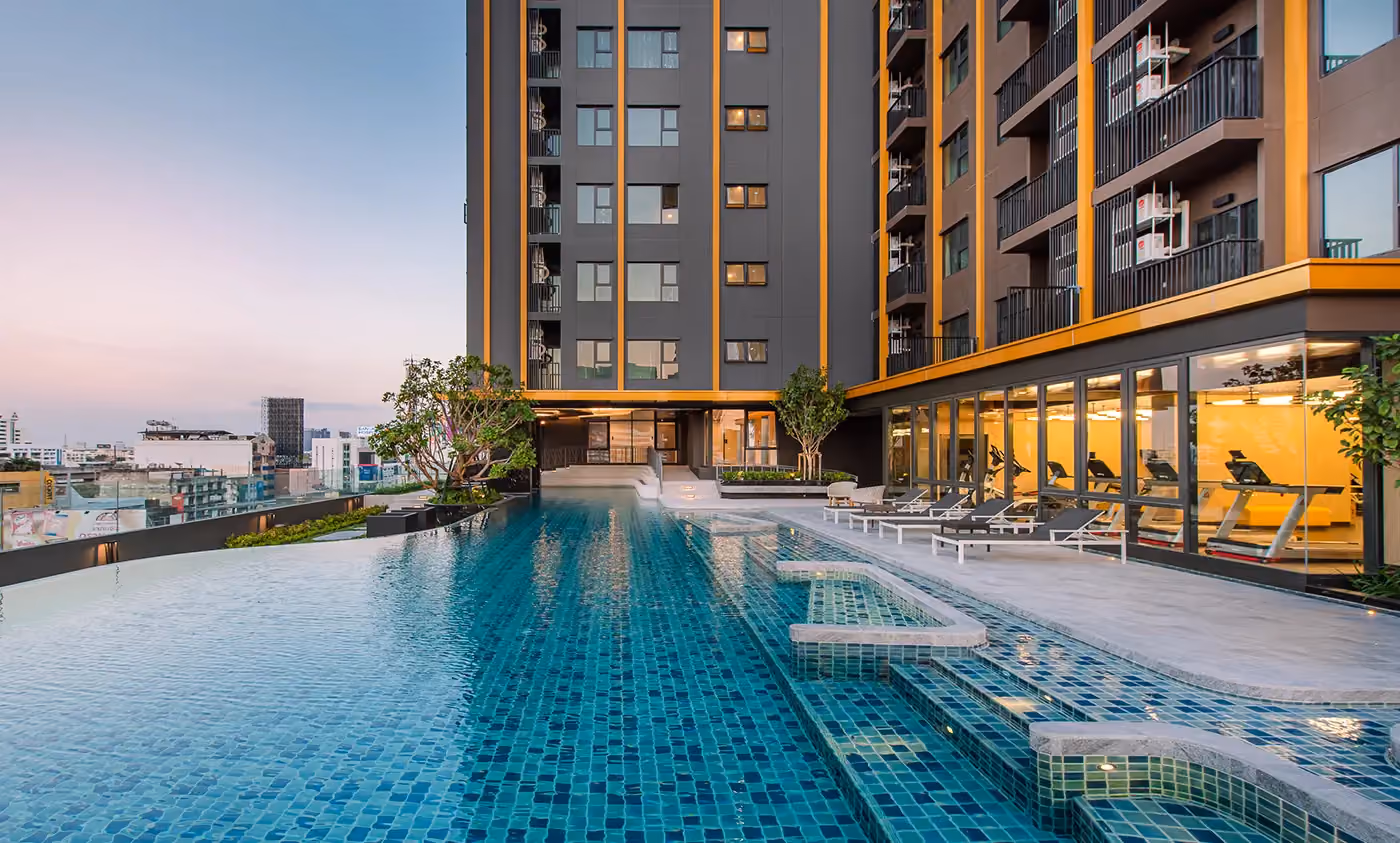 The Base Phetchaburi Thonglor Swimming Pool 3