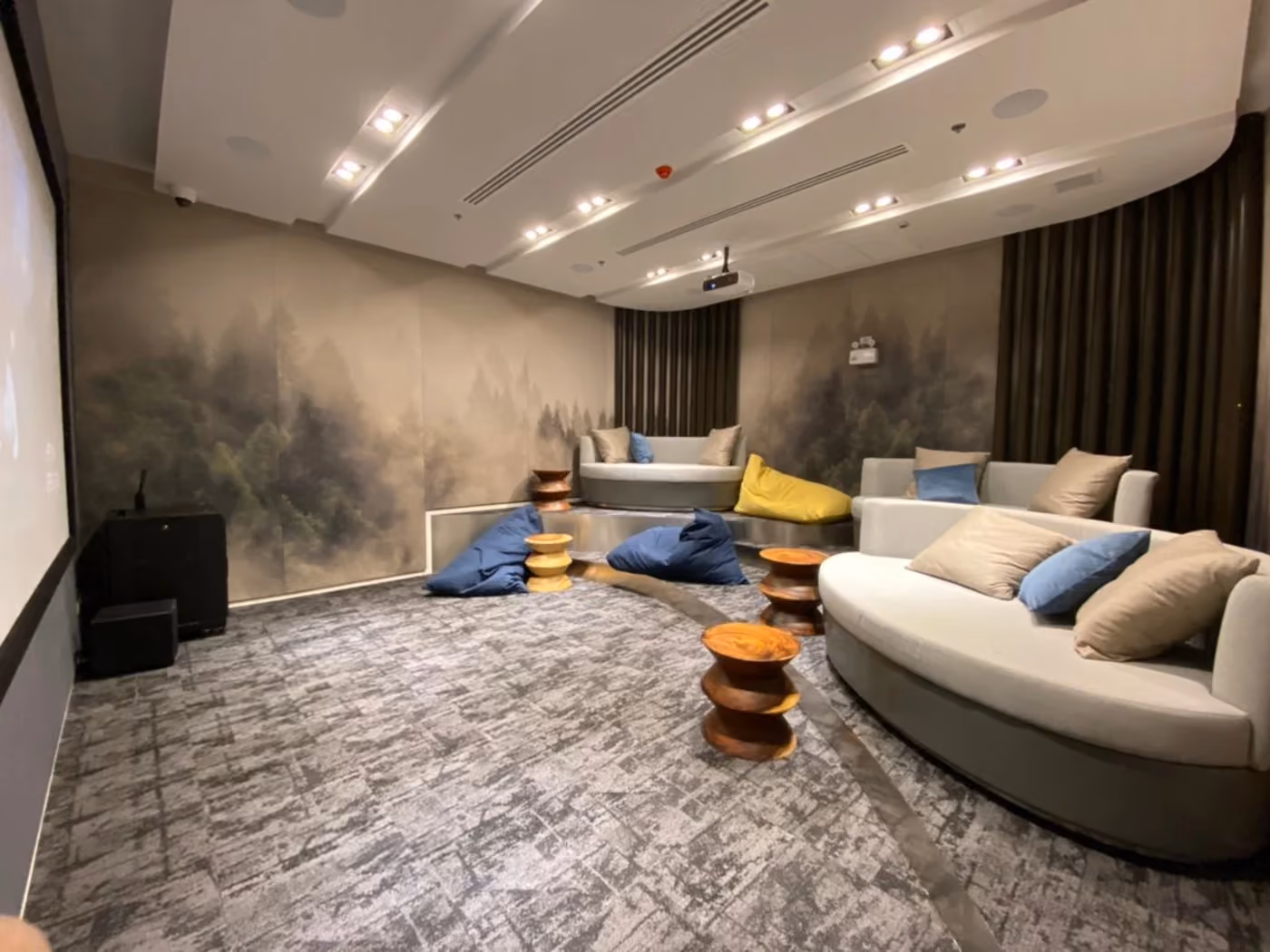 Elio Sathorn Wutthakat Entertainment Cave 4