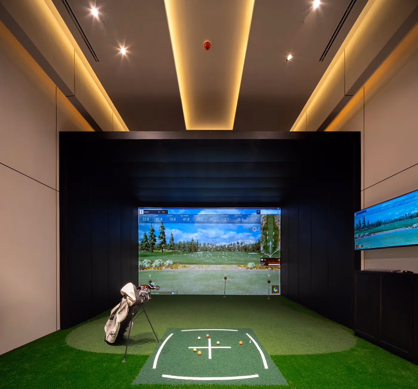Ideo Sukhumvit Rama 4 Golf simulator room
