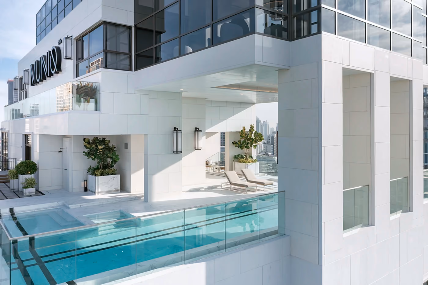 Muniq Langsuan Swimming Pool 3