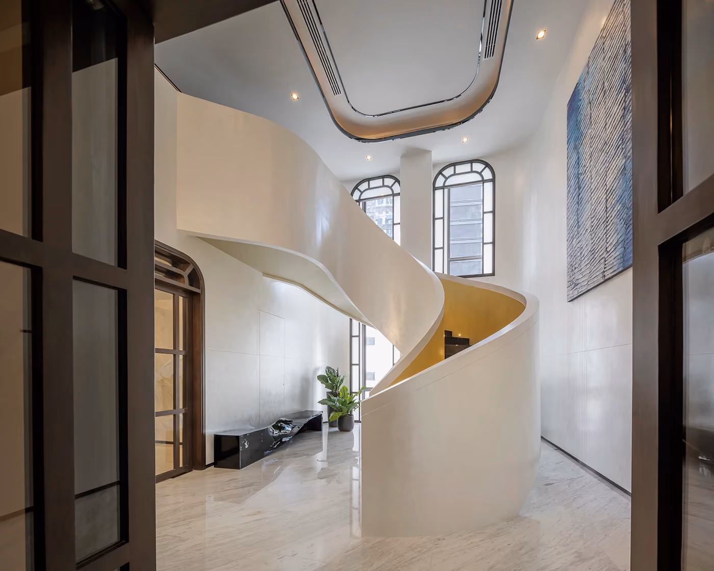 Muniq Langsuan Active Atrium Entrance 2