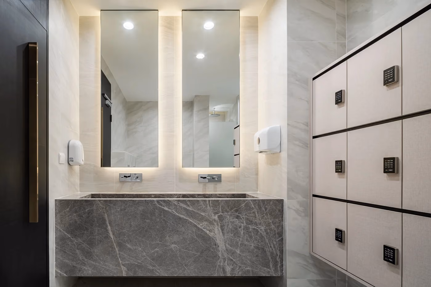 Muniq Sukhumvit 23 Changing room 1