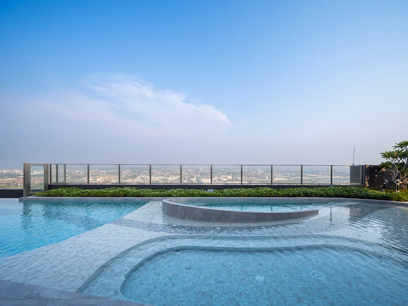 Nue Mega Plus Bangna Jacuzzi and Shallow Pool 1