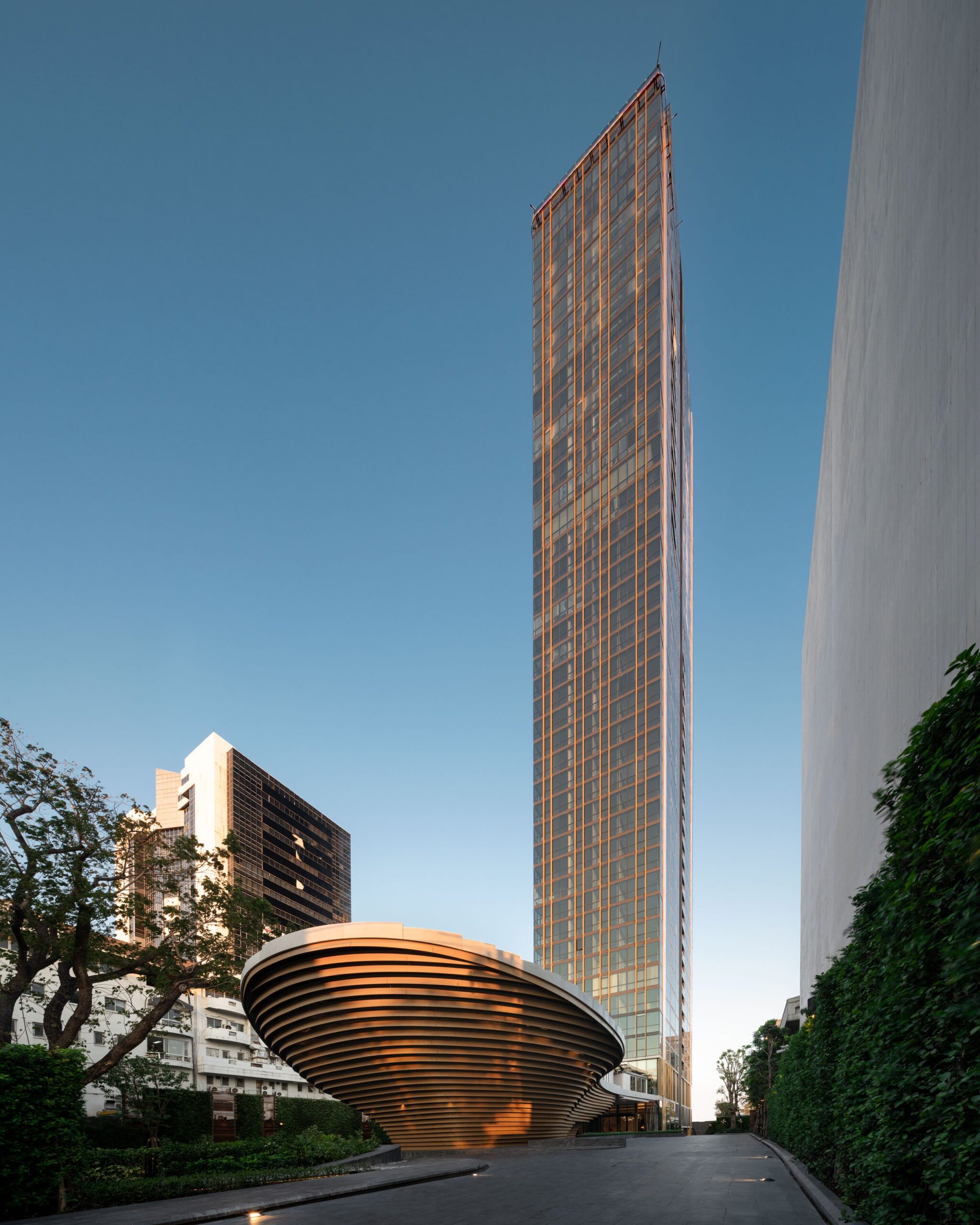 The Monument Thonglor tower, with its curved pavilion at street level