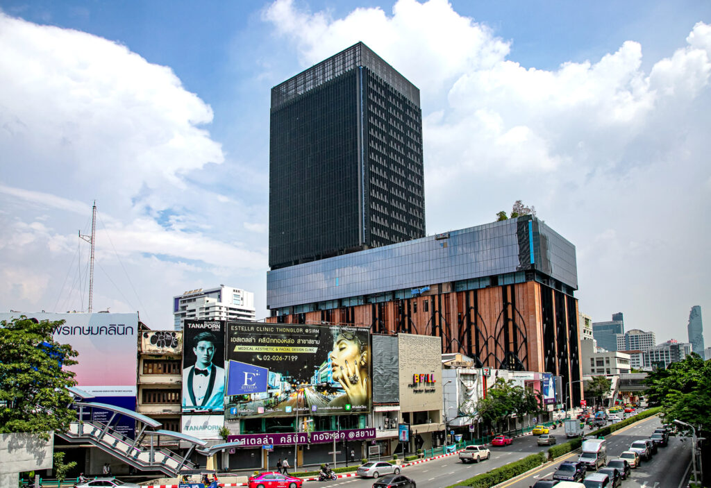 The dark SiamScape tower above a busy Chula-Samyan street lined with signage
