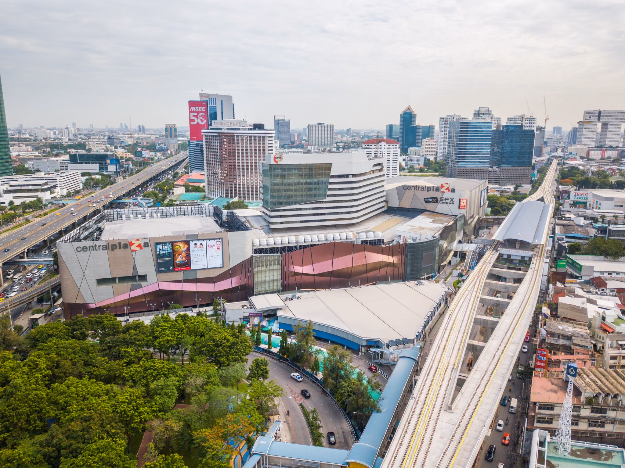 The Central Ladprao complex from above, with the BTS and MRT lines meeting at the intersection