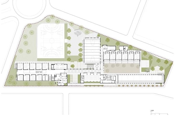 Architectural site plan of a school with classrooms, a sports court, green areas, and parking spaces.