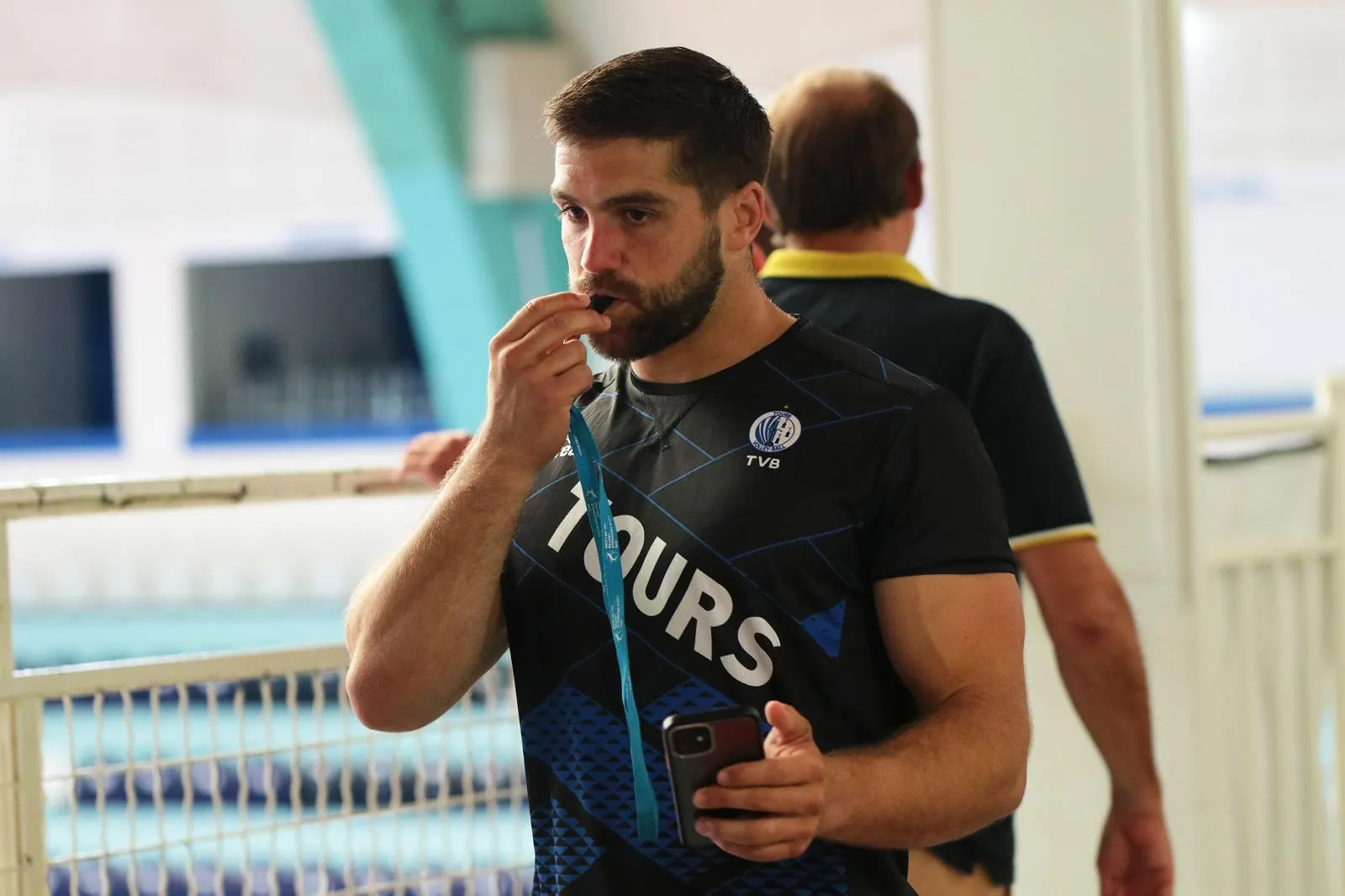 Thomas Soulié, préparateur physique KOBIA, au bord du terrain
