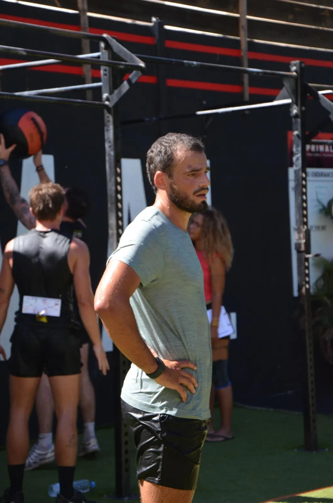 Anatole Girault, kinésithérapeute du sport KOBIA, en salle avec des athlètes