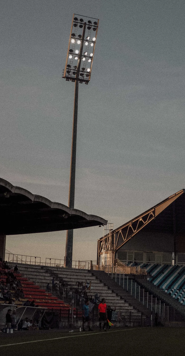 Stade et projecteur au coucher du soleil
