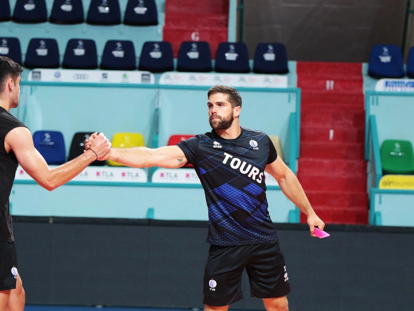 Thomas Soulié, préparateur physique KOBIA, avec un athlète avant l'entraînement