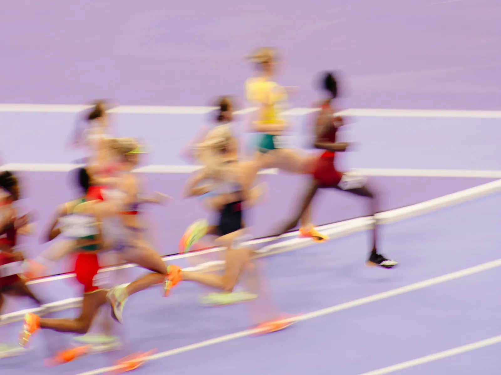 Peloton de coureurs sur une piste d'athlétisme