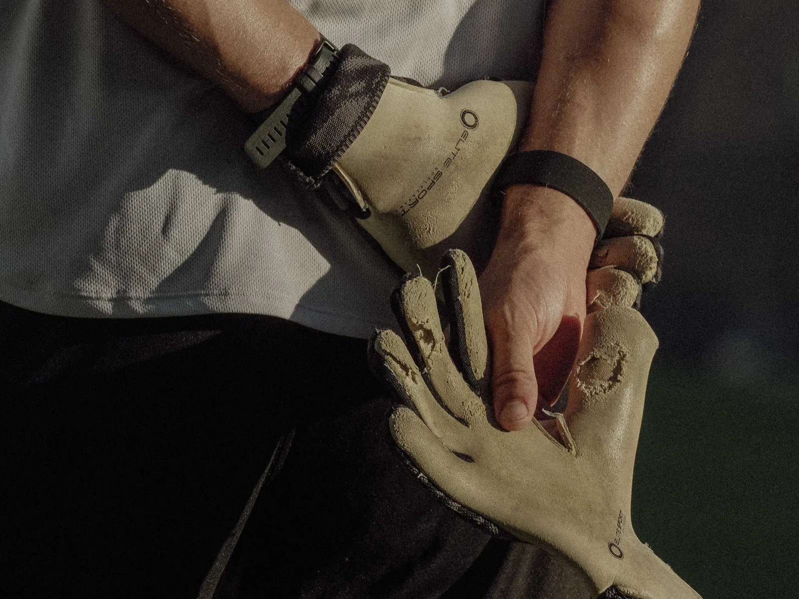 Mains qui ajustent des gants avant l'entraînement