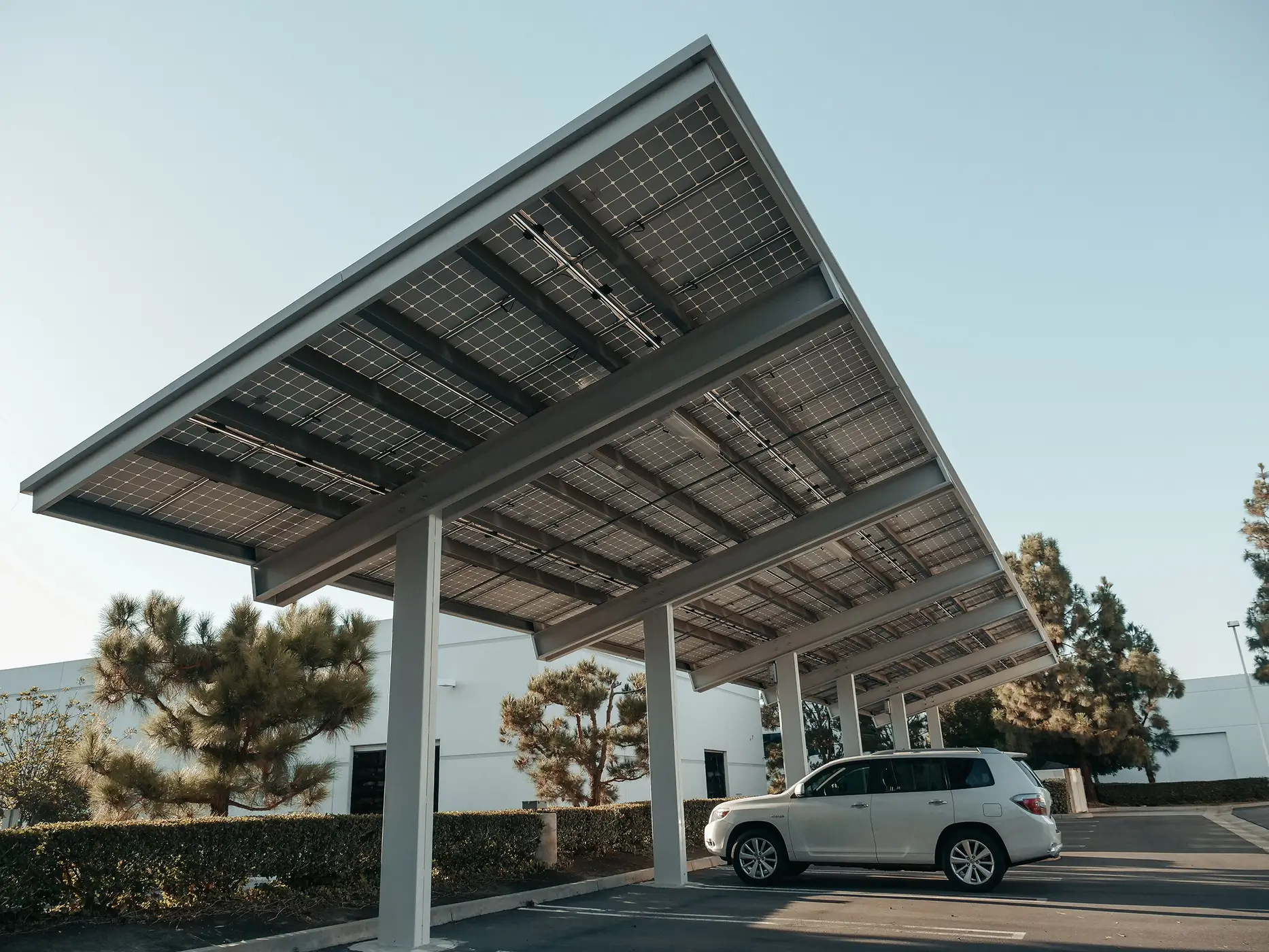 Ombrière photovoltaïque sur un parking de site tertiaire