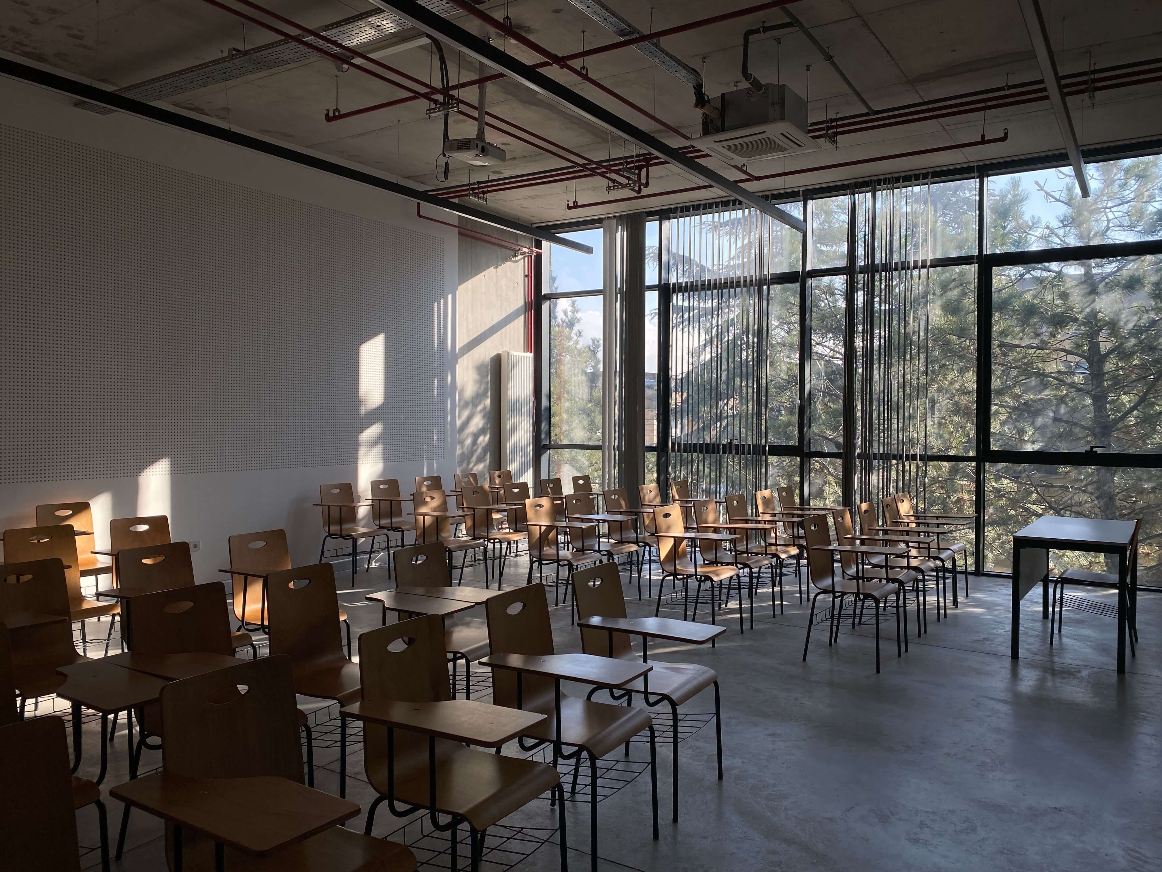 Salle lumineuse avec de grandes baies vitrées