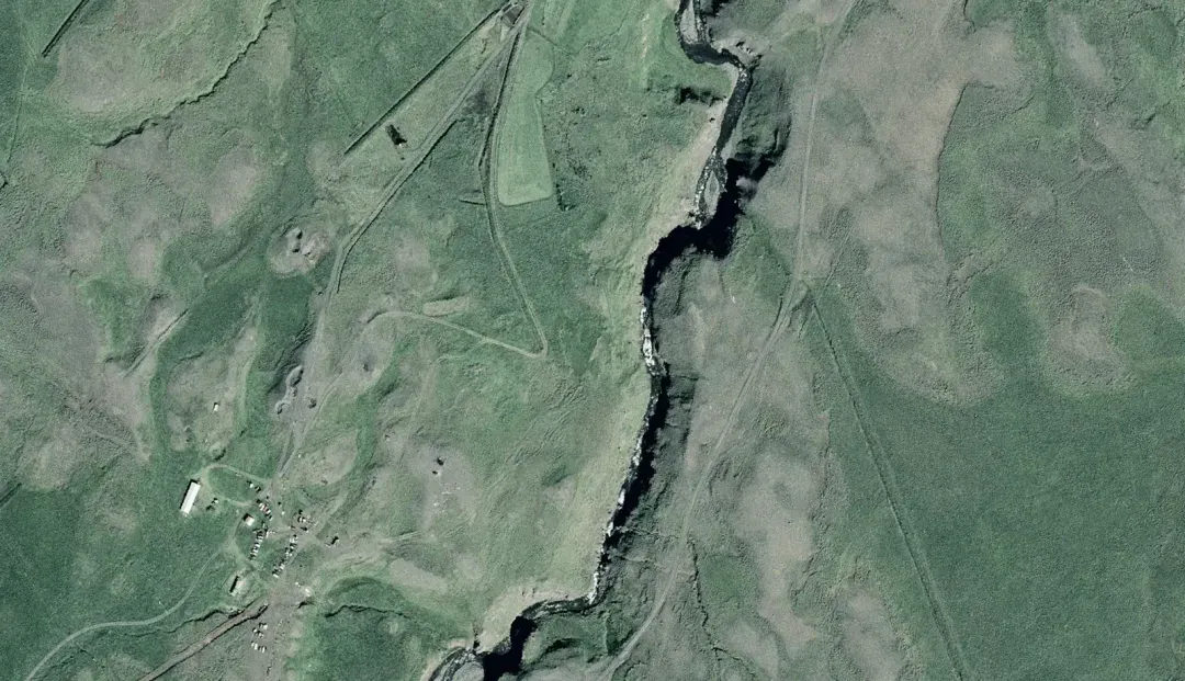 Mælifellsá from the air in 2005: open green land beside a river gorge