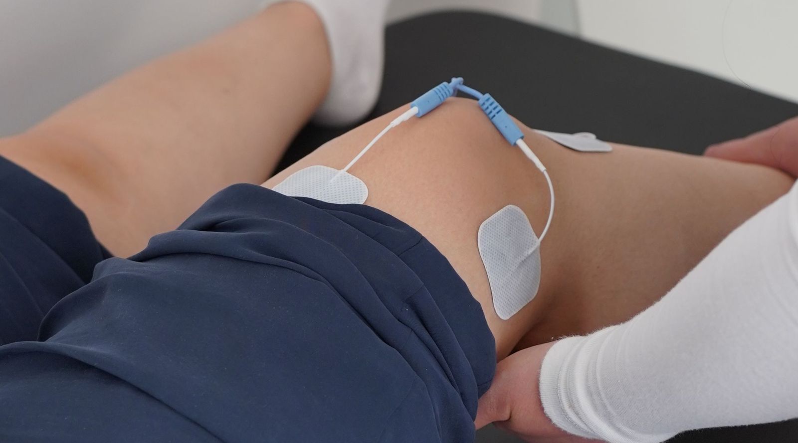 Kinésithérapeute réalisant une rééducation après chirurgie au cabinet Infalt/Maraga