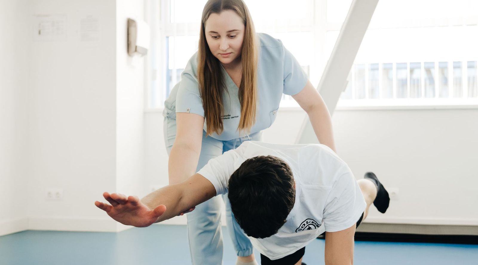 Kinésithérapeute réalisant une rééducation neurologique au cabinet Infalt/Maraga